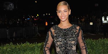 <p>Woo! Queen Beyonce is BACK and boy is she looking good. We love her sheer Givency Haute Couture frock teamed with a simple pony tail</p>