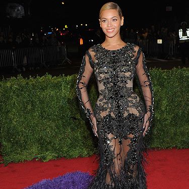 <p>Woo! Queen Beyonce is BACK and boy is she looking good. We love her sheer Givency Haute Couture frock teamed with a simple pony tail</p>