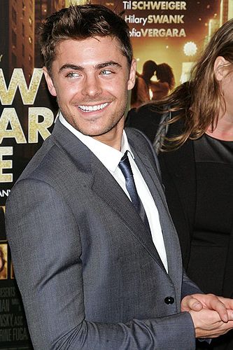 Well hello! Zac arrived at the Ziegfeld Theatre in New York for the 'New Year's Eve' premiere, and we must say, he looks totally hot. You have to go watch this film, even just to see Zac in action – especially his dance moves. Swoon