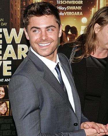 Well hello! Zac arrived at the Ziegfeld Theatre in New York for the 'New Year's Eve' premiere, and we must say, he looks totally hot. You have to go watch this film, even just to see Zac in action – especially his dance moves. Swoon