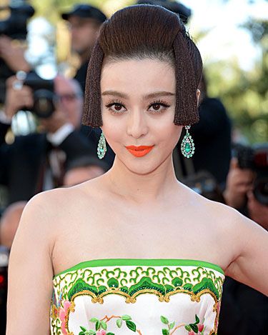 <p>With her hair neatly arranged in a rather elaborated fake, short bob, the Chinese star is channelling the Japanese Geisha</p>