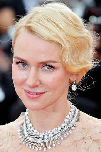<p>With her 20s waves gathered in a romantic, side-parted updo, Naomi Watts added vintage glamour by adding hair ornament</p>