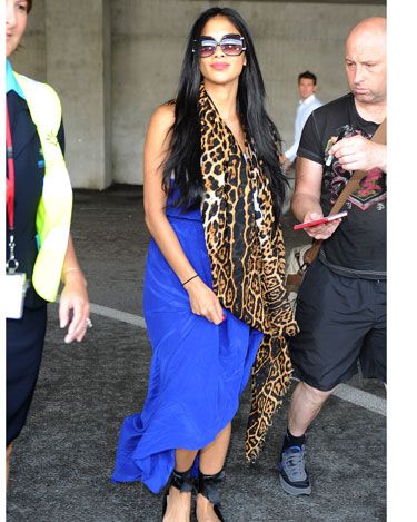 <p>X Factor judge, Nicole Scherzinger is a pro at airport dressing. Making Nice airport her catwalk, Nicole strutted her stuff in a bold ensemble. The key to this outfit is the accessories; we have the worst case of 'scarf-envy' ever! In this case, the bolder the better!</p>
