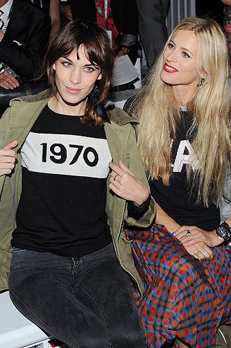 <p>On the the final day of London Fashion Week Alexa Chung rocked up in her ace jumper to the Simone Rocha show. Alexa took her seat next to model Laura Bailey front row and the pair couldn't stop chatting.</p>