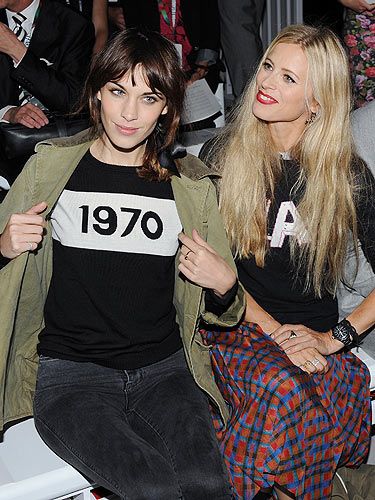 <p>On the the final day of London Fashion Week Alexa Chung rocked up in her ace jumper to the Simone Rocha show. Alexa took her seat next to model Laura Bailey front row and the pair couldn't stop chatting.</p>