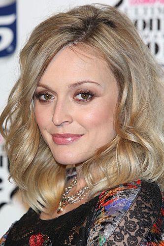 <p>Wowzer! Fearne Cotton looked amazing on the red carpet of the Cosmopolitan Ultimate Women of the Year awards at Victoria & Albert Museum with a super sexy blowout hairstyle. Her mid-length hair was curled in giant waves for a fun, party hairstyle we'll definitely keep in mind for our next night out. <a href="http://female.vo5.co.uk/products/give-me-texture/#choppy-cream-wax" target="_blank">Vo5 Choppy Cream Wax</a> works wonders on scoring this choppy hairstyle by giving you that sticky texture to mould your hairstyle any way you fancy!</p>