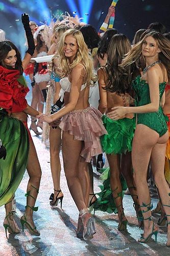 <p>Don't they look like they have huge amounts of fun at the Victoria's Secret Fashion Show? While fashion week is all about serious faces, the Victoria's Secret show is all about the pearly whites and dimples.</p>