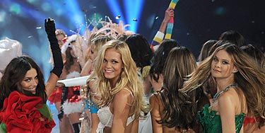 <p>Don't they look like they have huge amounts of fun at the Victoria's Secret Fashion Show? While fashion week is all about serious faces, the Victoria's Secret show is all about the pearly whites and dimples.</p>