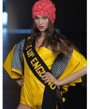 Yellow, Hairstyle, Textile, Style, Costume accessory, Costume, Headgear, Fashion, Hair accessory, Costume design, 