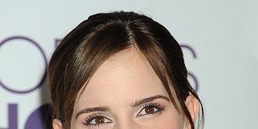 <p>Emma Watson's growing her hair! She flaunted a choppy bob hairstyle as she received the award for Favourite Dramatic Movie Actress at the 2013 People's Choice Awards. Paired with a poppy punch of bright pink lips, she's totally setting the trend for spring beauty.</p>