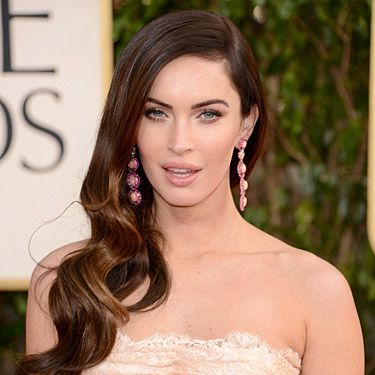 <p>We've got major hair envy for those long, silky smooth waves on Megan Fox! She showed up at the 2013 Golden Globe Awards with her hair swept to the side in massive, volumous curls. Finished off with soft smoky eye makeup and glossy lips, we can only wish we looked half as sexy as Megan did here. *sigh*</p>