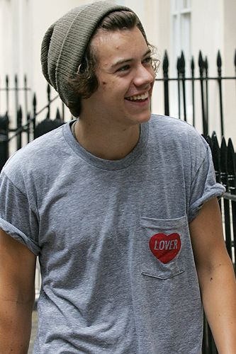 <p>Ahhh cute, check out Harry Styles walking down a street in London. The One Direction babe looked totally dreamy in his grey T-shirt and khaki beanie hat. God, he's such a hipster in the making.</p>