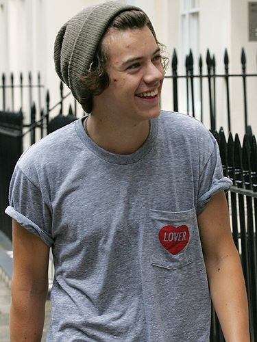 <p>Ahhh cute, check out Harry Styles walking down a street in London. The One Direction babe looked totally dreamy in his grey T-shirt and khaki beanie hat. God, he's such a hipster in the making.</p>