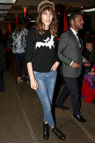 <p>Style icon Alexa Chung showed up at the Moschino Cheap 'n' Chic show rocking a JW Anderson X Topshop knit jumper with a bat on the front - love. Alexa teamed her cool-girl jumper with a paperboy cap and skinny jeans. We think she totally nailed the preppy school-girl look.</p>