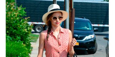 <p>If anyone can do off-duty chic it has to be Miranda Kerr. The Aussie model showed off her petite frame in a button-up maxi red print sundress while out and about in LA yesterday. She teamed the dress with t-bar sandals, a slate suede bag, cool Pentagon shades and her signature trilby. We love her loose side plait and coral lippie too. Another winning look for Miss Kerr.</p>