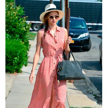 <p>If anyone can do off-duty chic it has to be Miranda Kerr. The Aussie model showed off her petite frame in a button-up maxi red print sundress while out and about in LA yesterday. She teamed the dress with t-bar sandals, a slate suede bag, cool Pentagon shades and her signature trilby. We love her loose side plait and coral lippie too. Another winning look for Miss Kerr.</p>