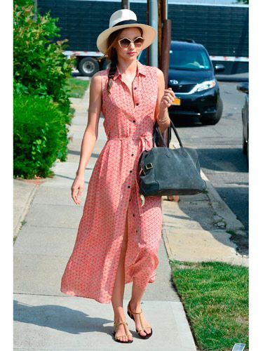 <p>If anyone can do off-duty chic it has to be Miranda Kerr. The Aussie model showed off her petite frame in a button-up maxi red print sundress while out and about in LA yesterday. She teamed the dress with t-bar sandals, a slate suede bag, cool Pentagon shades and her signature trilby. We love her loose side plait and coral lippie too. Another winning look for Miss Kerr.</p>