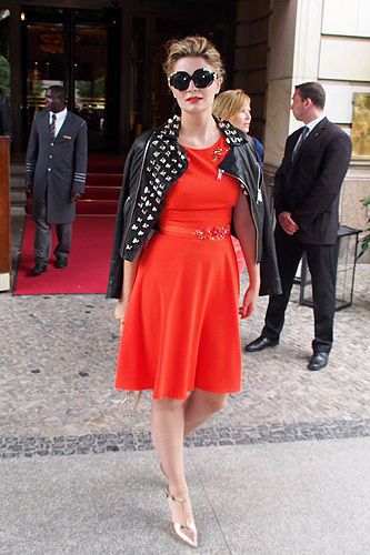 <p>Orange you stylish, Mischa Barton? The OC star arrived at the Marc Cain show during Mercedes Benz Fashion Week in Berlin wearing a bright red dress, but it was her 'tween show look we loved.</p>
<p>She shoulder-robed her studded leather jacket to perfection and we heart her oversized shades. Quite the modern-day Audrey Hepburn!</p>
<div style="overflow: hidden; color: #000000; background-color: #ffffff; text-align: left; text-decoration: none;"> </div>