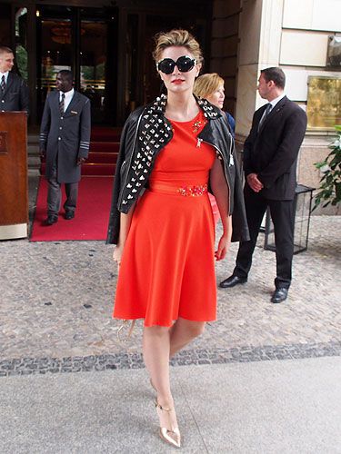 <p>Orange you stylish, Mischa Barton? The OC star arrived at the Marc Cain show during Mercedes Benz Fashion Week in Berlin wearing a bright red dress, but it was her 'tween show look we loved.</p>
<p>She shoulder-robed her studded leather jacket to perfection and we heart her oversized shades. Quite the modern-day Audrey Hepburn!</p>
<div style="overflow: hidden; color: #000000; background-color: #ffffff; text-align: left; text-decoration: none;"> </div>