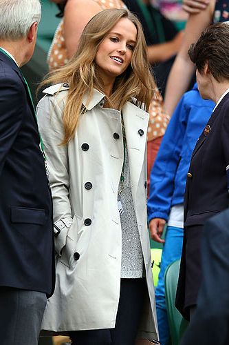 <p>At the Murray v Tommy Robredomatch, Kim Sears donnd a classic trench coat; perfect for Wimbledo as rainfall is usually never more than a Cliff Richard song away.</p>
<p>We like the way she's added interest to a fairly safe look with a glimpse of metallic lurex peeping out from underneath. Ace!</p>