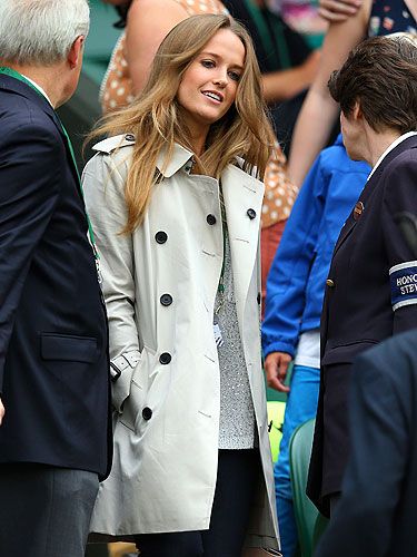 <p>At the Murray v Tommy Robredomatch, Kim Sears donnd a classic trench coat; perfect for Wimbledo as rainfall is usually never more than a Cliff Richard song away.</p>
<p>We like the way she's added interest to a fairly safe look with a glimpse of metallic lurex peeping out from underneath. Ace!</p>
