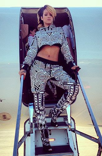 <p>You can always trust Rihanna to work brave new looks.</p>
<p>While we won't be cloning her geometric print outfit on our next day in the sun, we do that this look as a big thumbs up to loud prints in simple colours.</p>