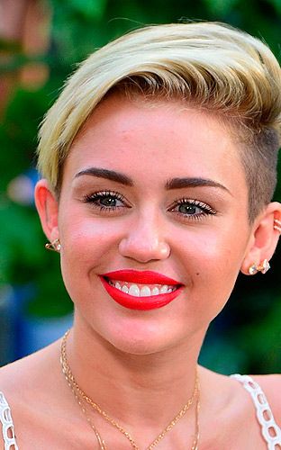 <p>Miley Cyrus is a big fan of the ear cuff ever since she chopped off her locks for her now trademark pixie crop. Punking up her look with a few simple gold cuffs, we think Miley makes the trend work pretty well.</p>