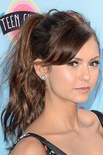 <p>Nina Dobrev kept things simple with a messy updo. The actress worked a loose high ponytail complete with a face framing side fringe. Casual but perfect! Check out more easy summmer updo's <a title="http://www.cosmopolitan.co.uk/beauty-hair/news/styles/celebrity/20-easy-summer-updo-ideas?click=main_sr" href="http://www.cosmopolitan.co.uk/beauty-hair/news/styles/celebrity/20-easy-summer-updo-ideas?click=main_sr" target="_blank">here.</a></p>