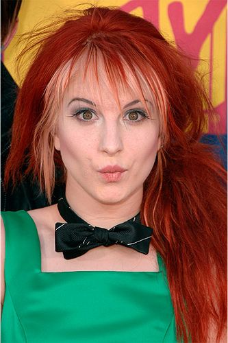<p>Hayley switched things up with a blonde layer underneath her auburn red hair. We love her messy side ponytail on the red carpet at the 2008 MTV Video Music Awards.</p>