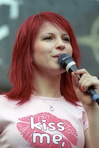 <p>A young Hayley Williams and her band Paramore arrive on the music scene and everyone can't get enough of Hayley's deep red locks. This casual unkempt style was perfect for the in store performance at Hot Topic.</p>