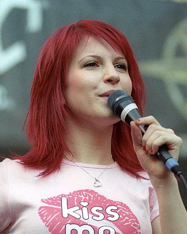<p>A young Hayley Williams and her band Paramore arrive on the music scene and everyone can't get enough of Hayley's deep red locks. This casual unkempt style was perfect for the in store performance at Hot Topic.</p>