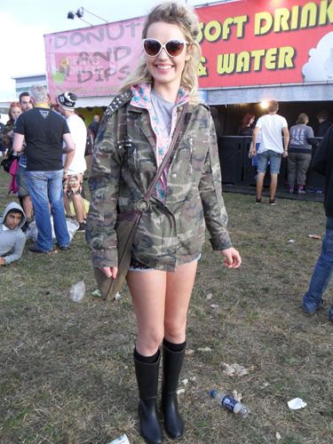<p>Who says you can't look uber cool when the temperatures drop? Caitlin, 18 proved exactly that as she rocked a camouflage jacket complete with studded shoulders. For a fun edge she wore white-framed sunnies and a big smile.<br /><br /></p>