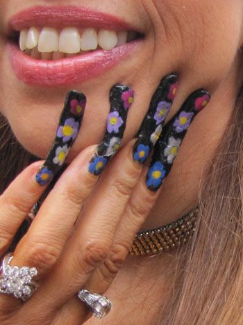 Woah! Now there are some talons - enough to paint a whole bouquet of flowers on!