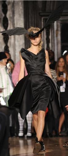 <p>Cara looked striking in all black and a vast 3D headpiece (in the shape of a bat no less) at the Giles Deacon show on Monday. We love the look - and that it was paired with flats!</p>