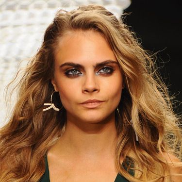 <p>Cara Delevingne channelled Ibizan beachy beauty for the Topshop Unique show with ease. Makeup artist Hannah Murray used the matte Topshop Bronzer on Cara over her St Tropez Instant Tan. The incredible eye makeup was courtesy of the smudgy Topshop Grunge Stick etched along the upper and lower lids, plus a burnished brown shadow with a little touch of gloss, creating a contrasting texture against the powdery pigments. The tousled locks were created by rough drying L'Oreal Professionnel Force 5 Mousse into the strands for texture before being randomly tonged. Then a conditioner was scrunched into the waves to give a wet effect.</p>
<p><a href="http://www.cosmopolitan.co.uk/beauty-hair/news/see-the-ibizan-beauty-look-at-topshop-unique-ss14#ixzz2fnfTDtFt" target="_blank">BEHIND THE SCENES AT TOPSHOP UNIQUE</a></p>
