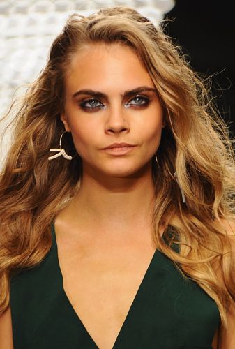 <p>Cara Delevingne channelled Ibizan beachy beauty for the Topshop Unique show with ease. Makeup artist Hannah Murray used the matte Topshop Bronzer on Cara over her St Tropez Instant Tan. The incredible eye makeup was courtesy of the smudgy Topshop Grunge Stick etched along the upper and lower lids, plus a burnished brown shadow with a little touch of gloss, creating a contrasting texture against the powdery pigments. The tousled locks were created by rough drying L'Oreal Professionnel Force 5 Mousse into the strands for texture before being randomly tonged. Then a conditioner was scrunched into the waves to give a wet effect.</p>
<p><a href="http://www.cosmopolitan.co.uk/beauty-hair/news/see-the-ibizan-beauty-look-at-topshop-unique-ss14#ixzz2fnfTDtFt" target="_blank">BEHIND THE SCENES AT TOPSHOP UNIQUE</a></p>