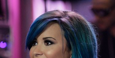 <p>It took five hours with four different blues and greens to create Demi's grungy new hue but it was worth it. Demi nails this season's glam grunge trend with her controversial colour. </p>