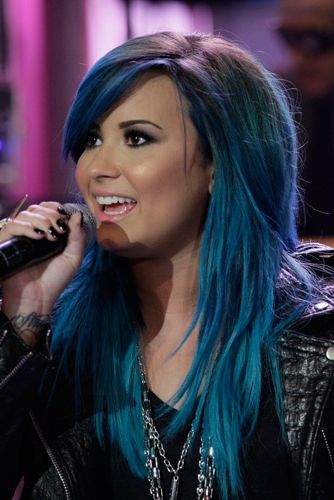 <p>It took five hours with four different blues and greens to create Demi's grungy new hue but it was worth it. Demi nails this season's glam grunge trend with her controversial colour. </p>