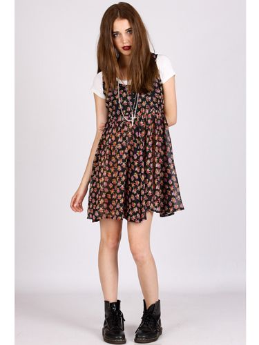 <p>We'd wear this dress EXACTLY as styled, layered over a simple white tee and paired with stompy boots for a So-Called Life-inspired look. LOVE.</p>
<p>Floral 90s cami dress, £25, <a href="http://yayer.com/collections/modern-dresses/products/floral-kicker-dress" target="_blank">yayer.com</a></p>
<p><a href="http://www.cosmopolitan.co.uk/fashion/shopping/winter-coats-less-than-50-pounds" target="_blank">SHOP WINTER COATS FOR £50 OR LESS</a></p>
<p><a href="http://www.cosmopolitan.co.uk/fashion/shopping/what-to-wear-to-winter-wedding" target="_blank">WHAT TO WEAR TO A WINTER WEDDING</a></p>
<p><a href="http://www.cosmopolitan.co.uk/fashion/winter-fashion-trends-2013/" target="_blank">SEE THE LATEST WINTER FASHION TRENDS 2013</a></p>