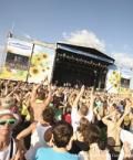 Nature, Crowd, Daytime, People, Fun, Product, Yellow, Green, Social group, Event, 