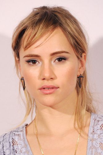 <p>Staying true to her grunge girl fashion credentials Suki did 'undone but well done' with windswept hair and flicky eyeliner over some dove grey shadow to match her delicate dress. We're also obsessing over her 3D diamond earrings. They work.</p>
<p><a href="http://www.cosmopolitan.co.uk/beauty-hair/news/styles/celebrity/cosmo-hairstyle-of-the-day" target="_self">COSMO'S CELEB HAIRSTYLE OF THE DAY</a></p>
<p><a href="http://www.cosmopolitan.co.uk/beauty-hair/news/styles/celebrity/how-to-do-kelly-brook-blow-dry" target="_blank">GET KELLY BROOK'S PARTY BLOW-DRY</a></p>
<p><a href="http://www.cosmopolitan.co.uk/beauty-hair/news/styles/celebrity/jennifer-lawrence-best-hair-moments?page=1" target="_blank">JENNIFER LAWRENCE'S 9 PIXIE CROP STYLES</a></p>