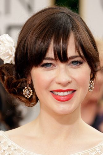 <p>You can always rely on Zooey for a fun beauty look. The actress accessorised her side chignon with a spring-fresh flower and for her face she let her lips and lashes do the talking.</p>
<p><a href="http://www.cosmopolitan.co.uk/fashion/news/golden-globes-red-carpet-dresses" target="_blank">GOLDEN GLOBES 2014 RED CARPET PICTURES</a></p>
<p><a href="http://www.cosmopolitan.co.uk/beauty-hair/news/trends/celebrity-beauty/best-golden-globes-hair-makeup-beauty" target="_self">THE EVER BEST GOLDEN GLOBES BEAUTY LOOKS</a></p>
<p><a href="http://www.cosmopolitan.co.uk/beauty-hair/news/trends/celebrity-beauty/celebrity-nail-art-manicures" target="_blank">THE BEST GOLDEN GLOBES NAIL ART PICTURES</a></p>