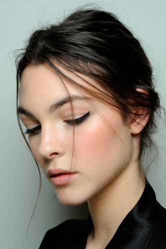 <p><strong>The look:</strong> Creative Advisor of Dolce&Gabbana Make Up, Pat McGrath MBE did "enchanted beauty" with feathery brows, delicate liquid eyeliner and pretty blush. </p>
<p><strong>The products:</strong> Face: Perfect Luminous Liquid Foundation, Blush in Nude. Eyes: Eyeliner in Black under Eyeliner in Black Intense and Eyeliner in Nude in the corners of the eye. Intenseyes Mascara in Black Intense on top lashes, Passioneyes Mascara in Terra on bottom lashes. Brows: Brow Liner in Soft Brown. Lips: Classic Cream Lipstick in Honey. All Dolce&Gabbana Make Up.</p>
