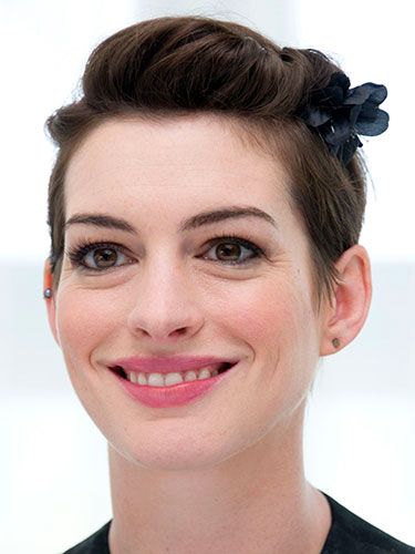 <p>Once again Anne Hathaway proves the versatility of short hairstyles by sweeping her fringe into a pretty floral clip. The actress wore the cute style at a photocall for new movie Rio 2.</p>
<p><a href="http://www.cosmopolitan.co.uk/beauty-hair/news/styles/easy-catwalk-hairstyles-to-copy" target="_blank">6 SIMPLE CATWALK HAIRSTYLES TO TRY</a></p>
<p><a href="http://www.cosmopolitan.co.uk/beauty-hair/news/styles/hair-trends-spring-summer-2014" target="_blank">HUGE HAIR TRENDS FOR 2014</a></p>
<p><a href="http://www.cosmopolitan.co.uk/beauty-hair/news/trends/nail-varnish-of-the-day" target="_blank">DAILY NAIL: NAIL POLISH REVIEWS</a></p>