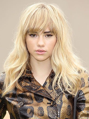 With an unfailingly glossy mane that boasts a thick and full texture, Suki strikes a clever balance with the help of a blunt fringe. Giving some shape to her voluminous 'do with full, brow-skimming bangs, only a slick of liner is needed against this statement style. 