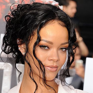 <p>Wavy tendrils? Check. Brown lip pencil? Check. Rihanna's got this 90s thing nailed.</p>
<p><a href="http://www.cosmopolitan.co.uk/fashion/celebrity/MTV-Movie-Awards-2014-rihanna-rita-ora-red-carpet" target="_blank">MTV MOVIE AWARDS 2014: RED CARPET LOOKS</a></p>
<p><a href="http://www.google.co.uk/url?sa=t&rct=j&q=&esrc=s&source=web&cd=6&cad=rja&uact=8&ved=0CEoQFjAF&url=http%3A%2F%2Fwww.cosmopolitan.co.uk%2Fcelebs%2Fentertainment%2Foscars-2014-red-carpet-arrivals-live-stream&ei=-ARMU6rsEdSV7AbJ24GIDQ&usg=AFQjCNHAjMIOQ_R-jxQVHnzYzfGtg-NJAQ&bvm=bv.64542518,d.d2k" target="_blank">OSCARS 2014 RED CARPET LIVE</a></p>
<p><a href="http://www.google.co.uk/url?sa=t&rct=j&q=&esrc=s&source=web&cd=9&cad=rja&uact=8&ved=0CF8QFjAI&url=http%3A%2F%2Fwww.cosmopolitan.co.uk%2Fbeauty-hair%2Fnews%2Ftrends%2Fcelebrity-beauty%2Fcelebrity-beauty-prep-baftas-2014&ei=-ARMU6rsEdSV7AbJ24GIDQ&usg=AFQjCNHaJzJcqXXOCWwO26B2vH1h_C4bqw&bvm=bv.64542518,d.d2k" target="_blank">THE EXTENSIVE PRE-BAFTAS BEAUTY PREP</a></p>