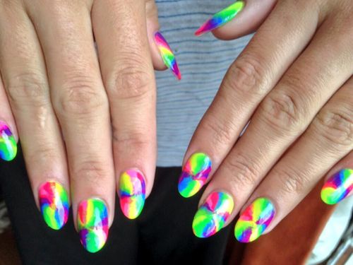 <p>Lily Allen and Michelle Humphrey are fast become a nail force to be reckoned with. We just spotted these psychedelic things over on <a href="https://twitter.com/nailsbyMH" target="_blank">Twitter</a> and AREN'T THEY DELIGHTFUL? We're getting an Austin Powers vibe from them but we're totally okay with that, and they're definitely banishing those January blues. More of this please, Lily.</p>