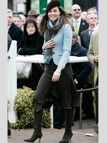 Attending the final day of Cheltenham festival in 2007, Kate sported a calf gracing black skirt teamed with a patsel fitted jacket. Accesorising with a pashmina, beret and shoulder sweeping chandaler earrings Kate gets our seal of approval<br />