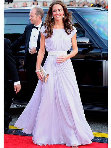 When Kate Middleton arrived with her hubby Price William at the BAFTA 'Brits to watch' event, the flashbulbs went crazy. She looked serene and gorgeous in her lilac Alexander McQueen pleated dress. The sparkly belt and clutch finished off her look perfectly