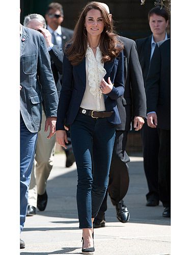 Here's off-duty Kate, well, she's never off-duty now she's a royal but sometimes she dresses as if she is. Coming off a plane in Canada, she's rocking a Smythe blazer, J Brand jeans, ruffled blouse and a pair of Pied a Terre black wedges, all topped off with hair that swishes as she walks